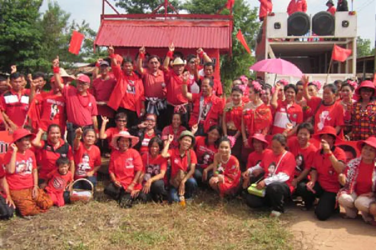 สส.พท.ร่วมเปิดหมู่บ้านเสื้อแดงอุดร