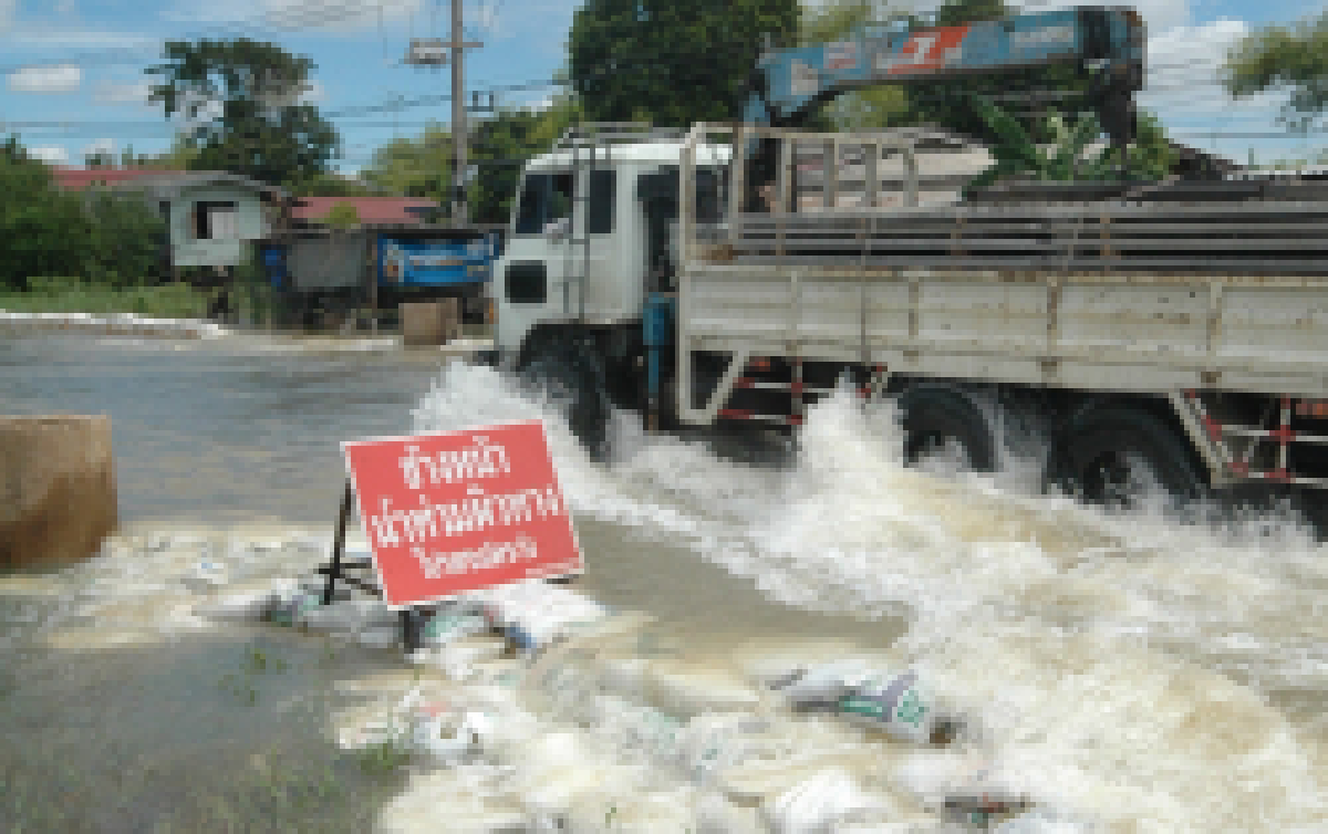 น้ำเหนือหลากทะลักข้ามประตูน้ำลาดชิด