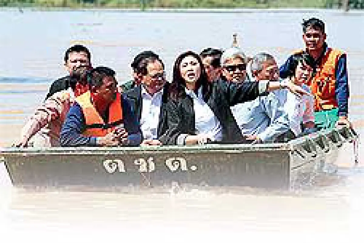 ยิ่งลักษณ์กลับลำช่วยน้ำท่วม5พันบ.
