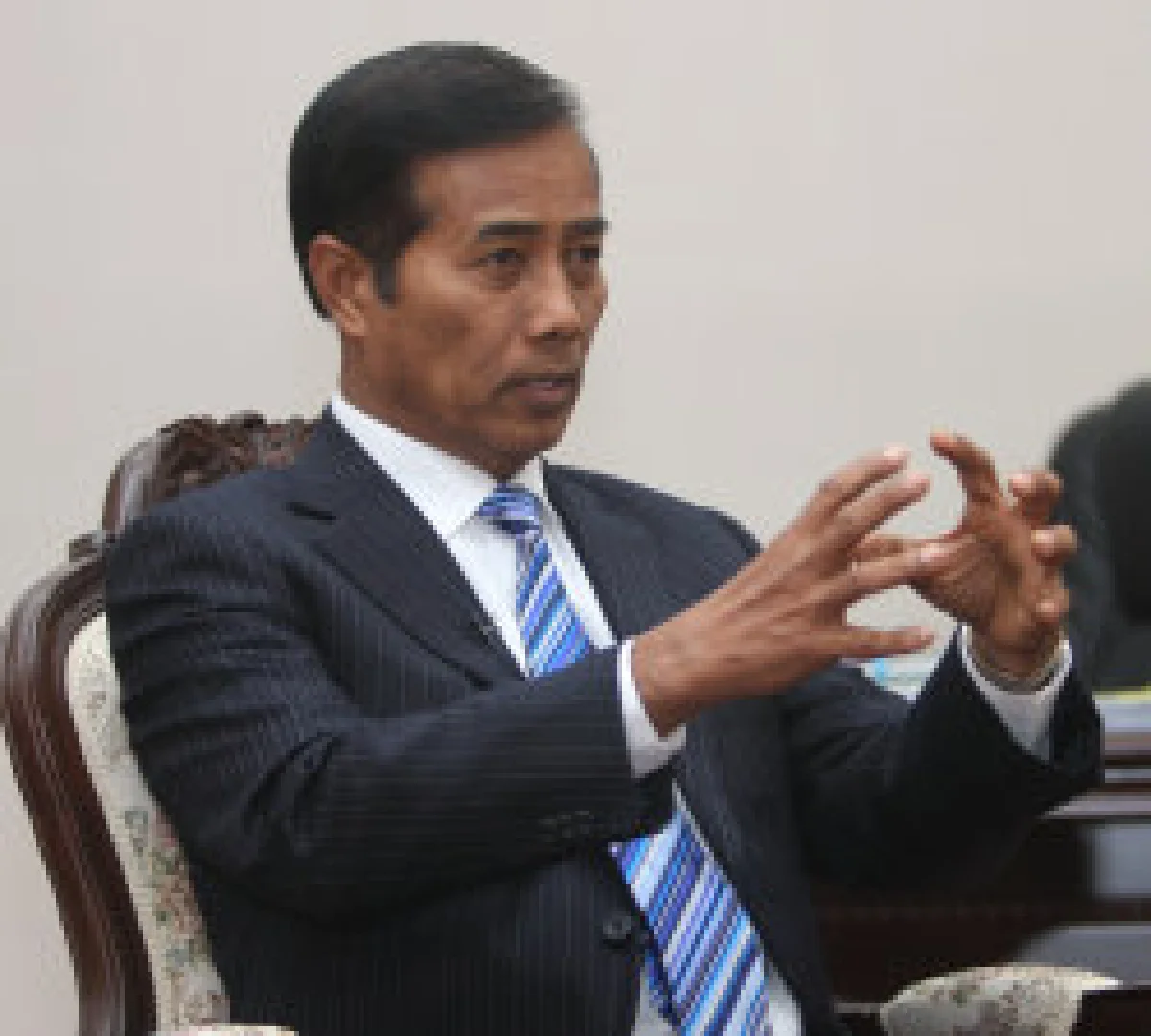 ถาวรยันขออภัยโทษทักษิณไม่ได้