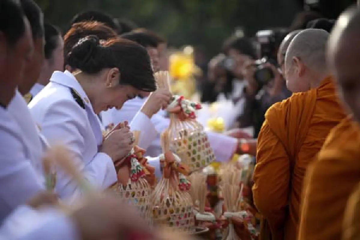 ตักบาตรพระถวายเป็นพระราชกุศลเจ้าฟ้าเพชรรัตน์ฯ