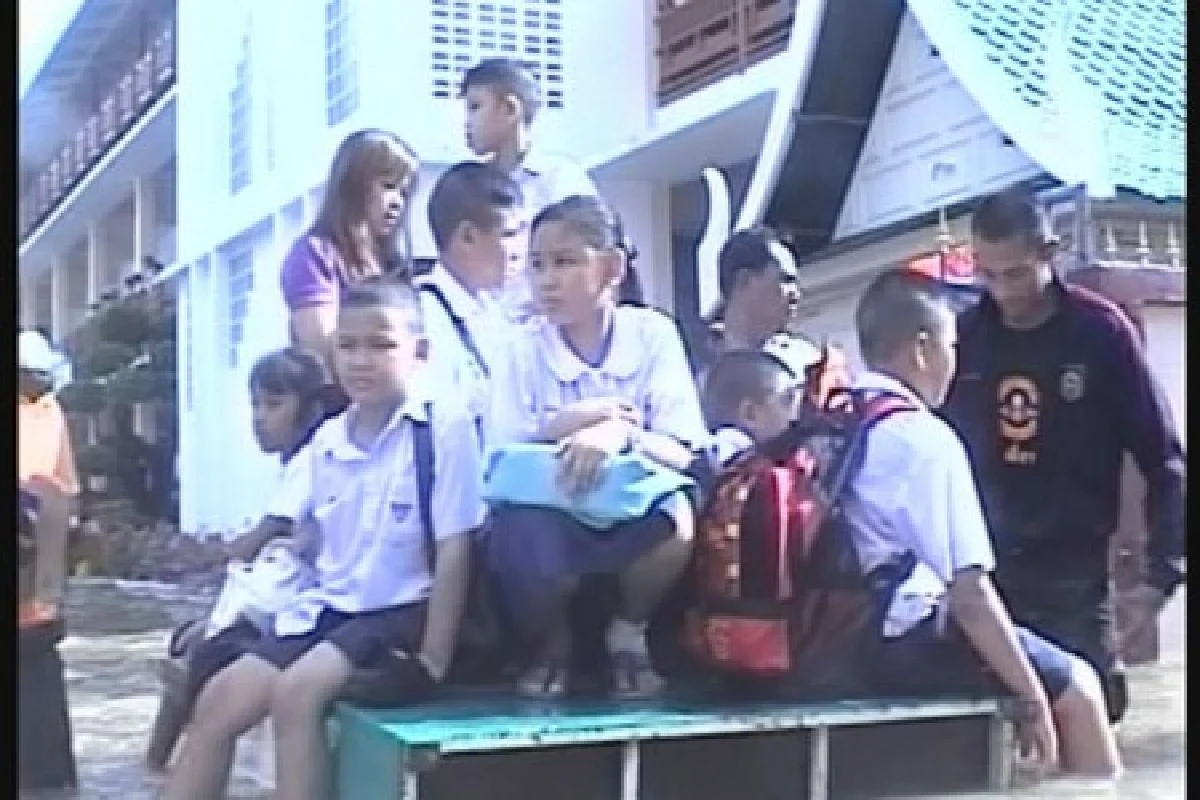 พนังกั้นพังน้ำทะลักอ่างทองนร.หนีโกลาหล