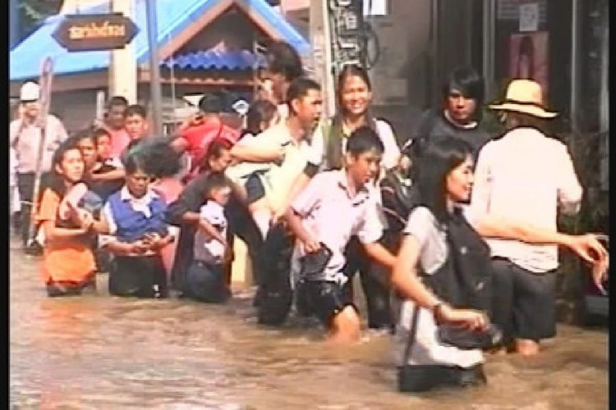 พนังกั้นพังน้ำทะลักอ่างทองนร.หนีโกลาหล