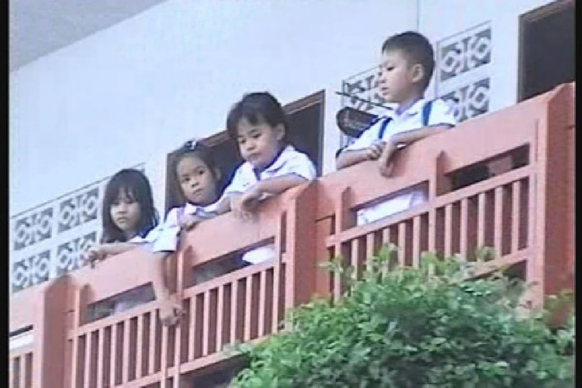 พนังกั้นพังน้ำทะลักอ่างทองนร.หนีโกลาหล