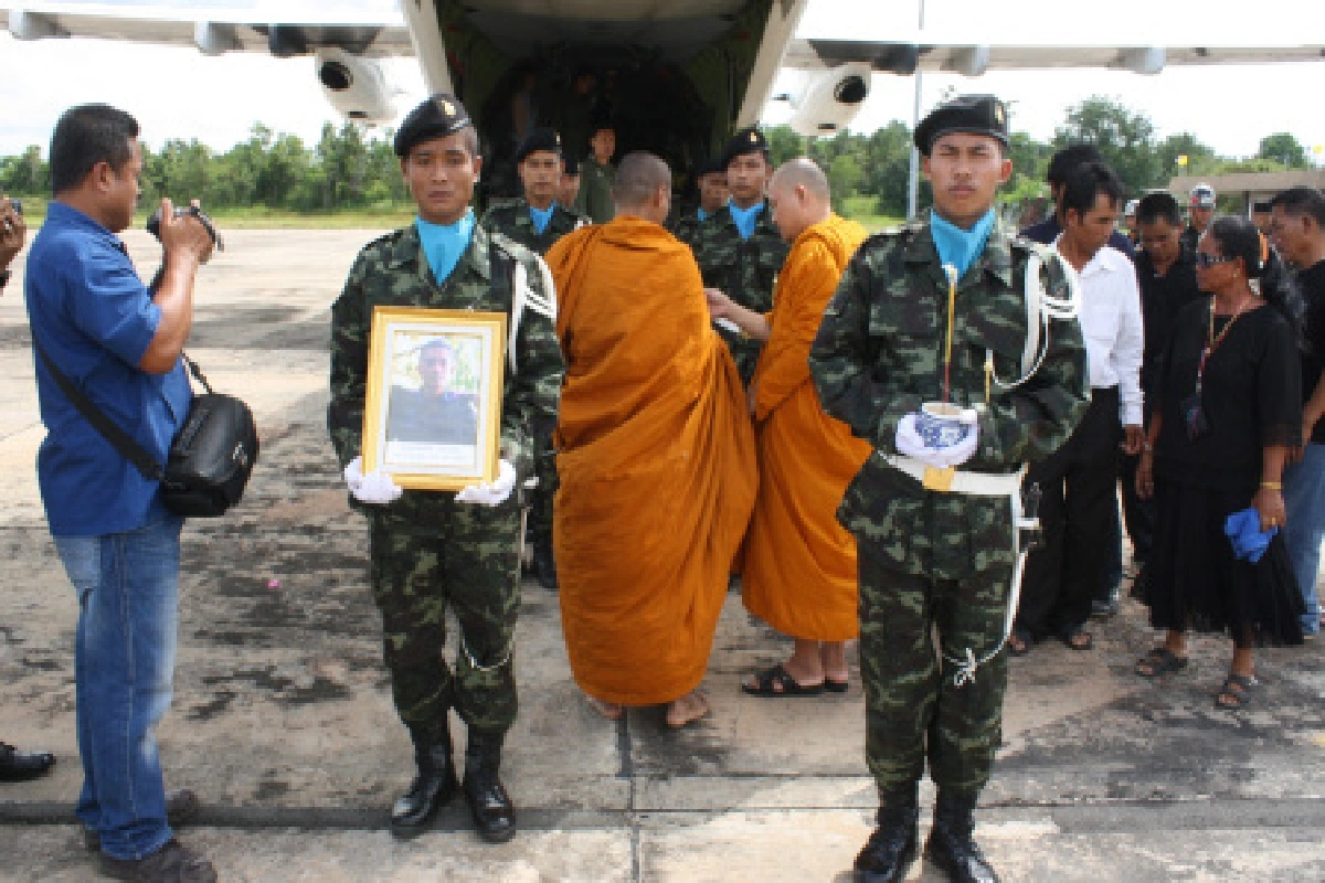 ศพทหารกล้าถึงบุรีรัมย์แล้ว