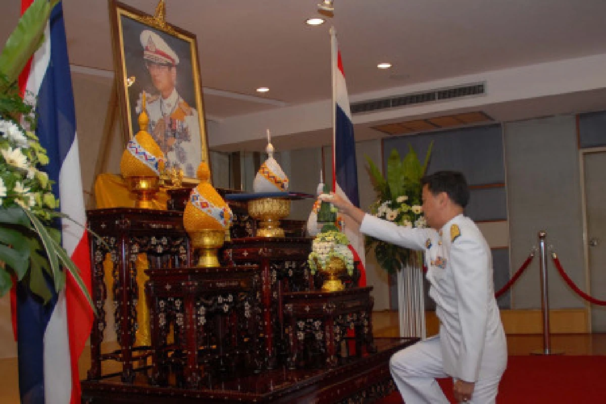 โปรดเกล้าฯตั้งมาร์คผู้นำฝ่ายค้าน