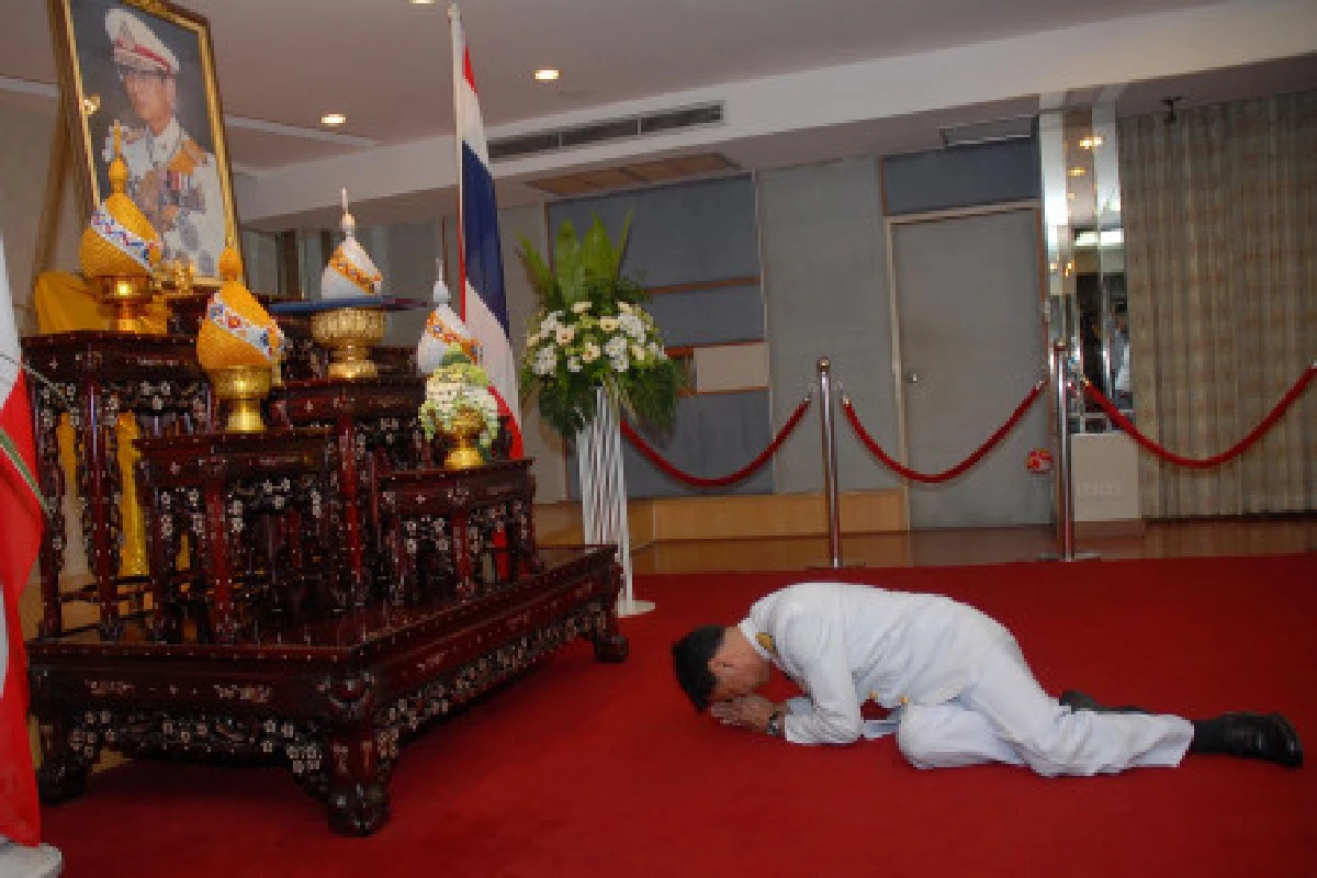โปรดเกล้าฯตั้งมาร์คผู้นำฝ่ายค้าน