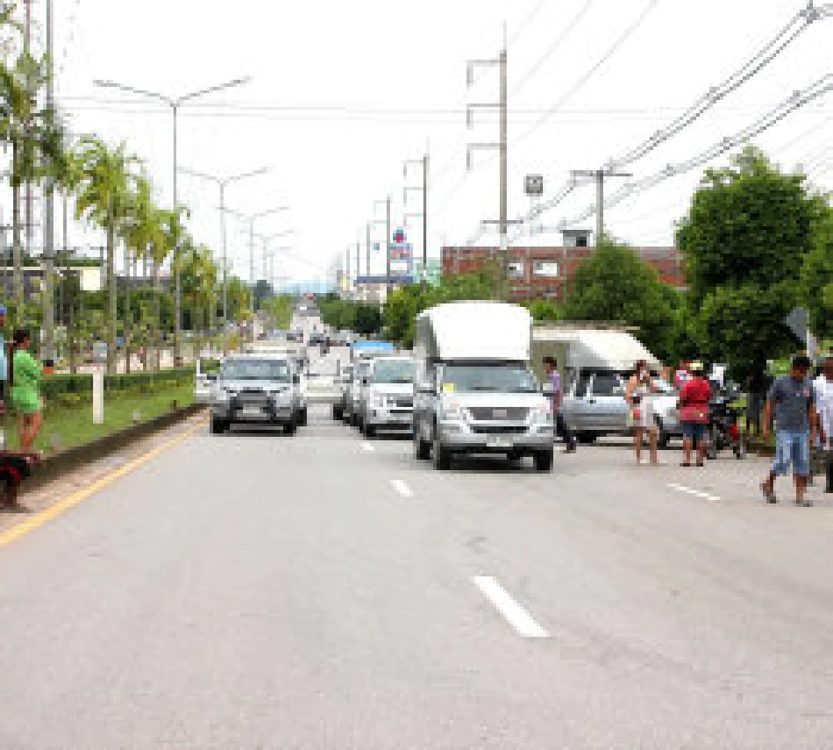 ผู้ค้าปิดถนนค้านนายอำเภอปิดตลาด