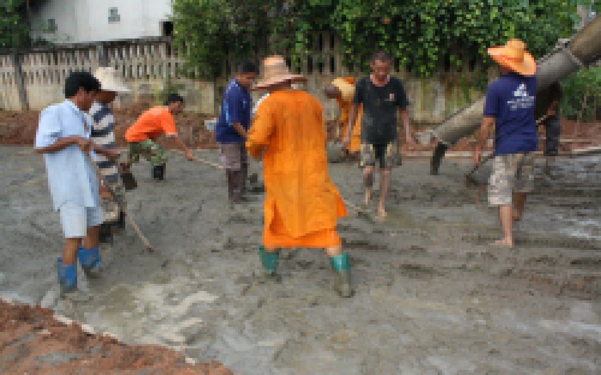 พระสงฆ์เมืองลับแลระดมทุนสร้างถนนเอง