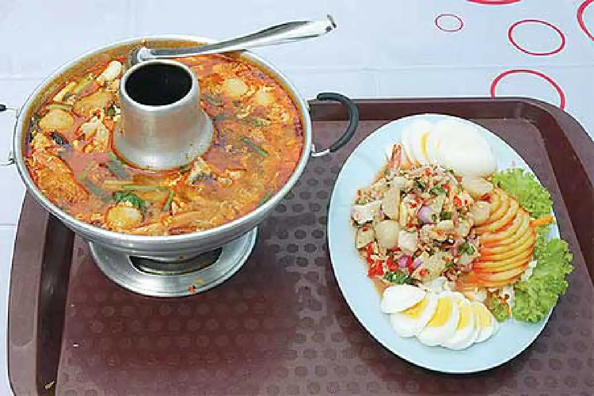 บรรยากาศร่มรื่น เด็กเสิร์ฟน่ารัก “สวนอาหารแพน้ำศรีสะเกษ”