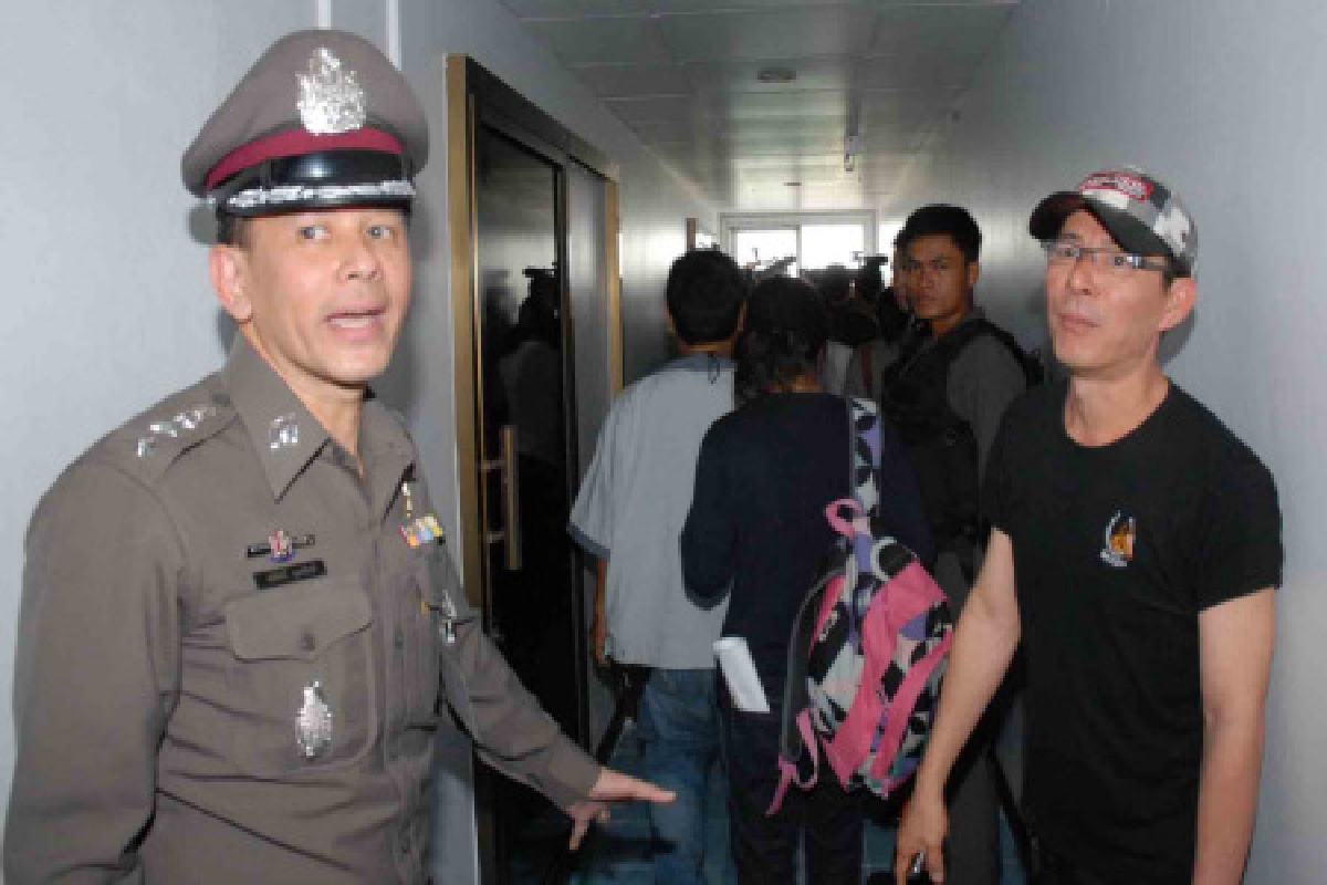 ตำรวจกว่า 80 นายบุกค้นบ่อนลอยฟ้า ตำรวจกว่า 80 นายบุกค้นบ่อนลอยฟ้า