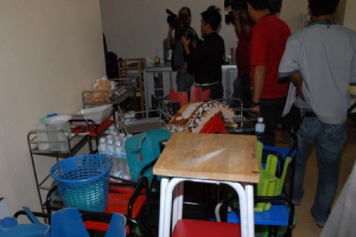 ตำรวจกว่า 80 นายบุกค้นบ่อนลอยฟ้า