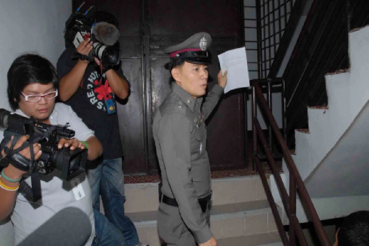 ตำรวจกว่า 80 นายบุกค้นบ่อนลอยฟ้า