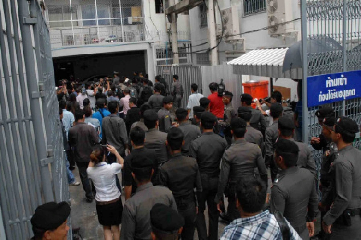 ตำรวจกว่า 80 นายบุกค้นบ่อนลอยฟ้า