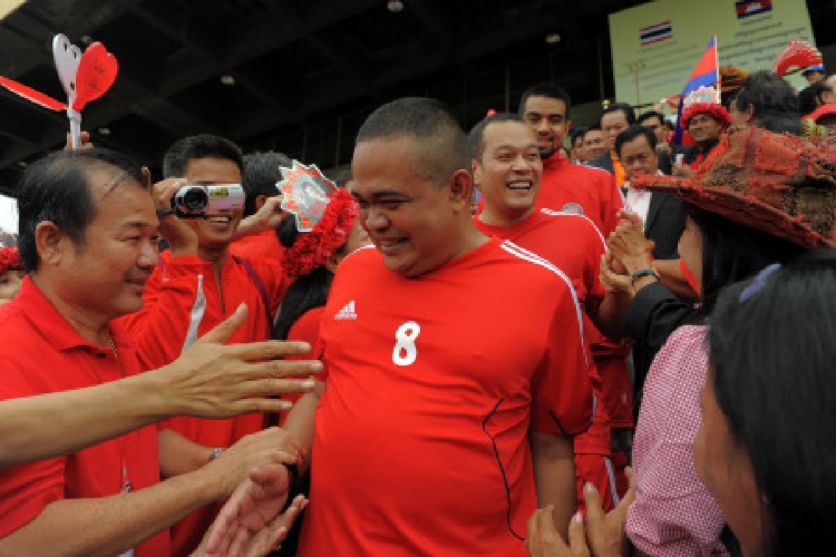 แดงเตะบอลฮุนเซนสุดชื่นมื่น