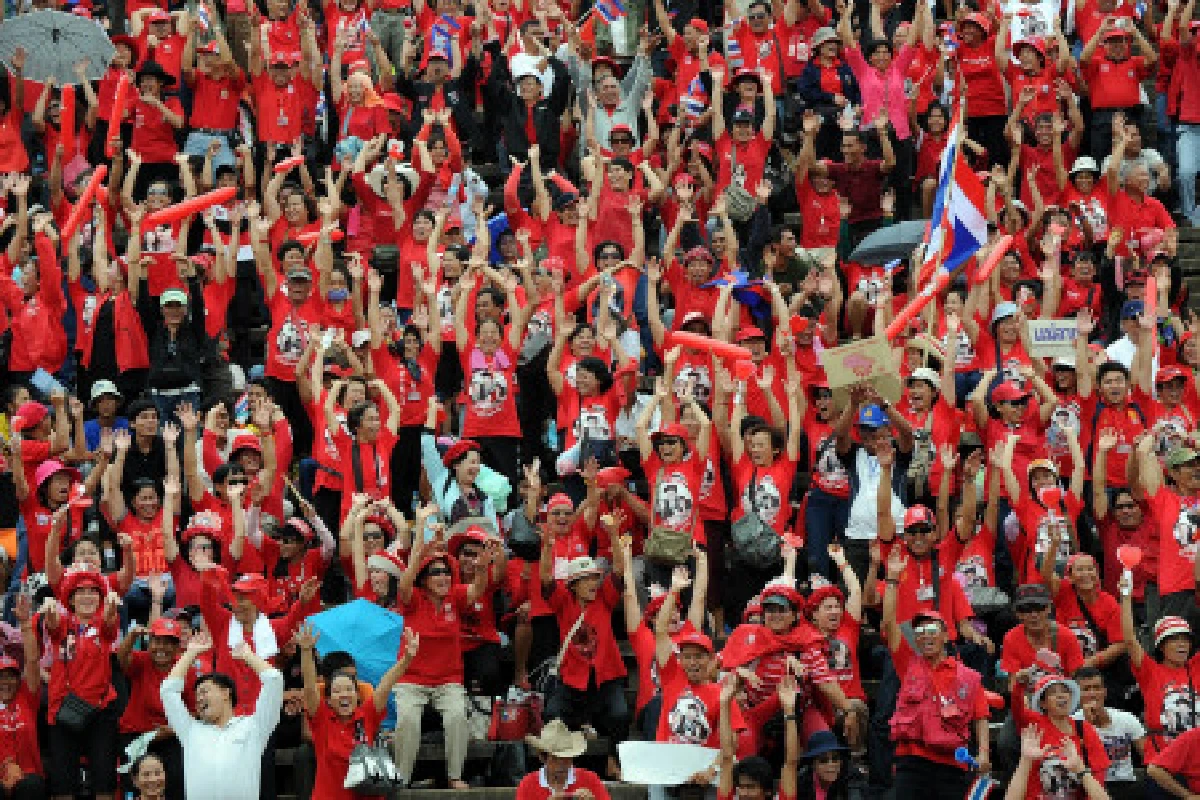 แดงเตะบอลฮุนเซนสุดชื่นมื่น