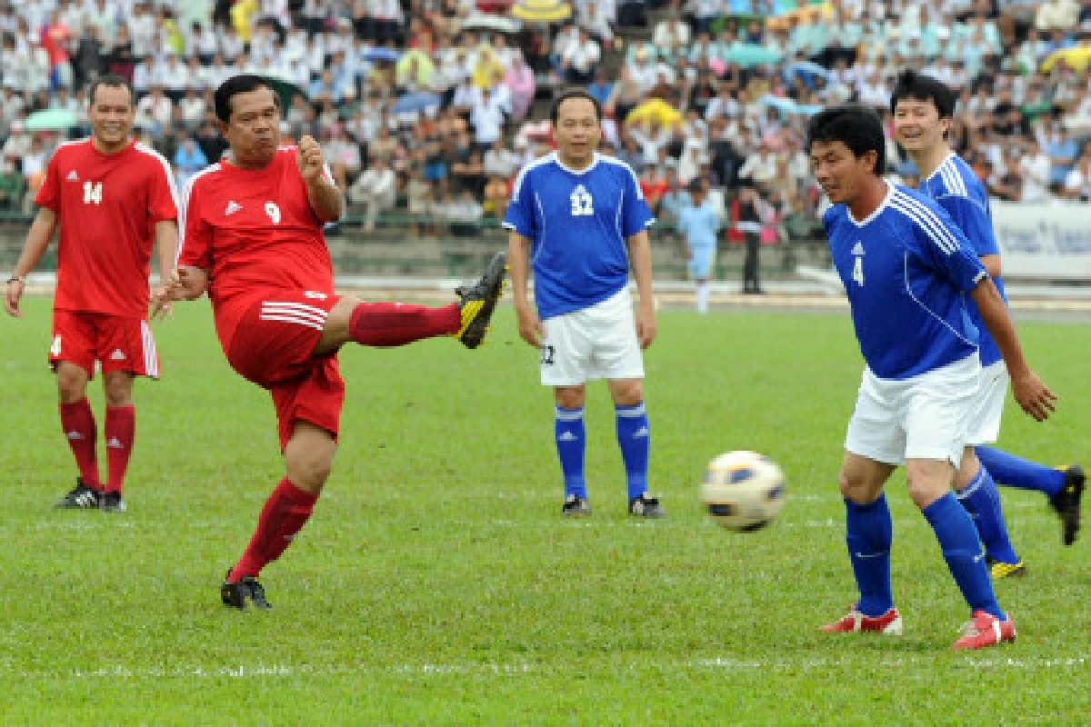 แดงเตะบอลฮุนเซนสุดชื่นมื่น