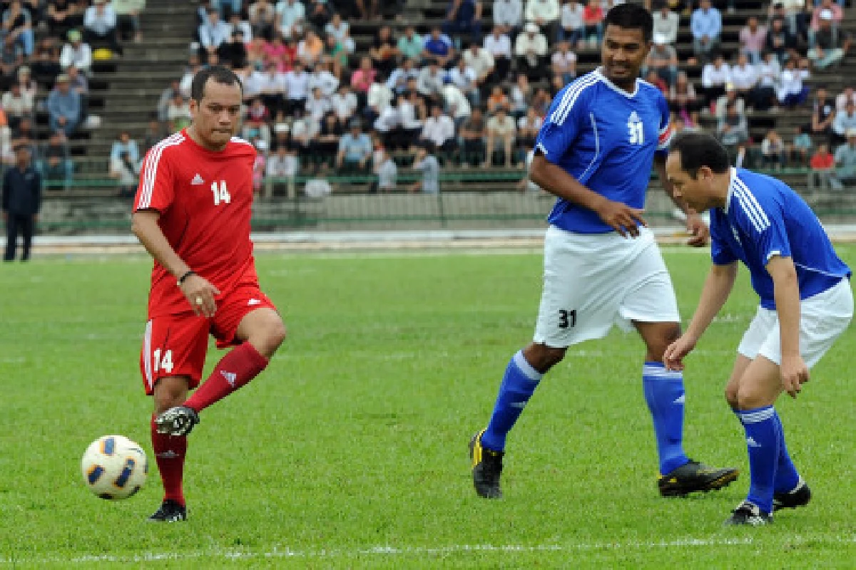 แดงเตะบอลฮุนเซนสุดชื่นมื่น