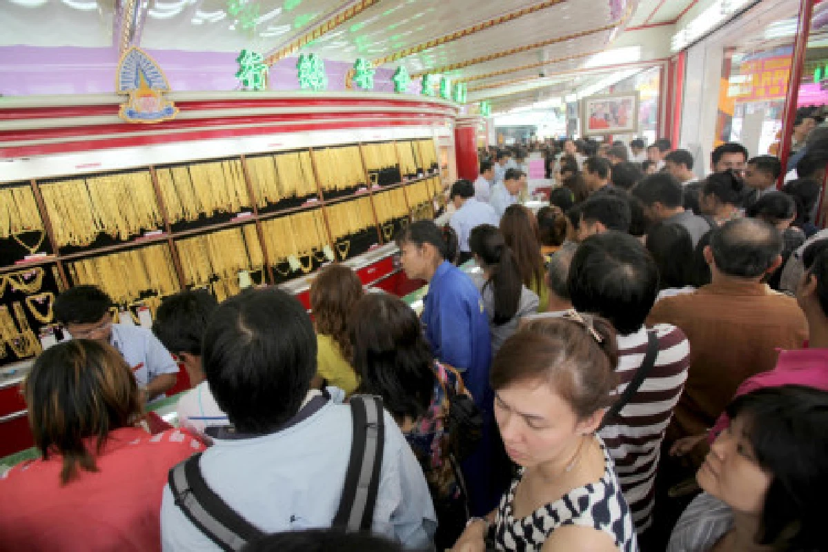 ทองปรับลด-คนแห่ซื้อแน่น