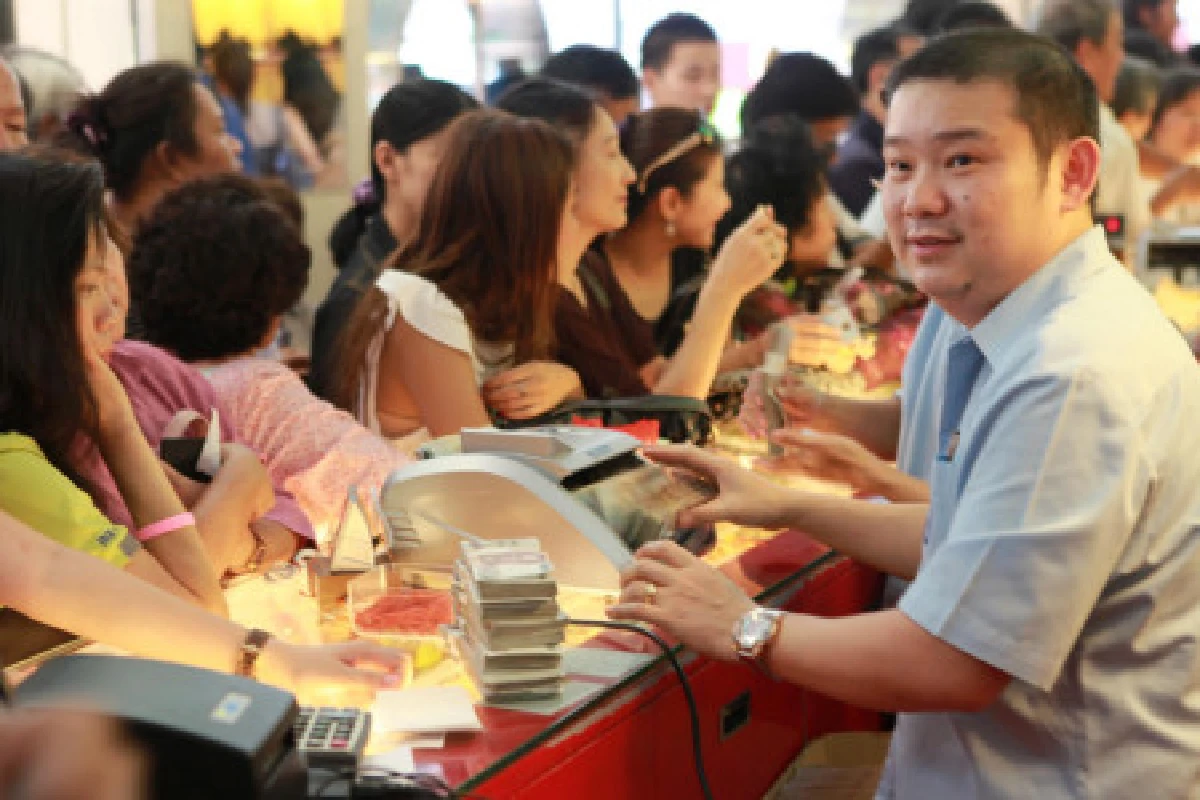 ทองปรับลด-คนแห่ซื้อแน่น