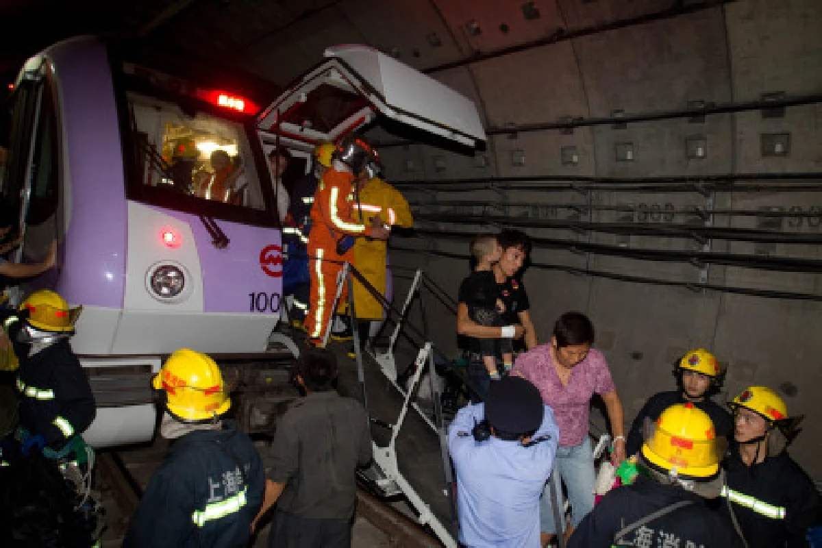 รถไฟไร้คนขับในจีนเสยท้ายยับ