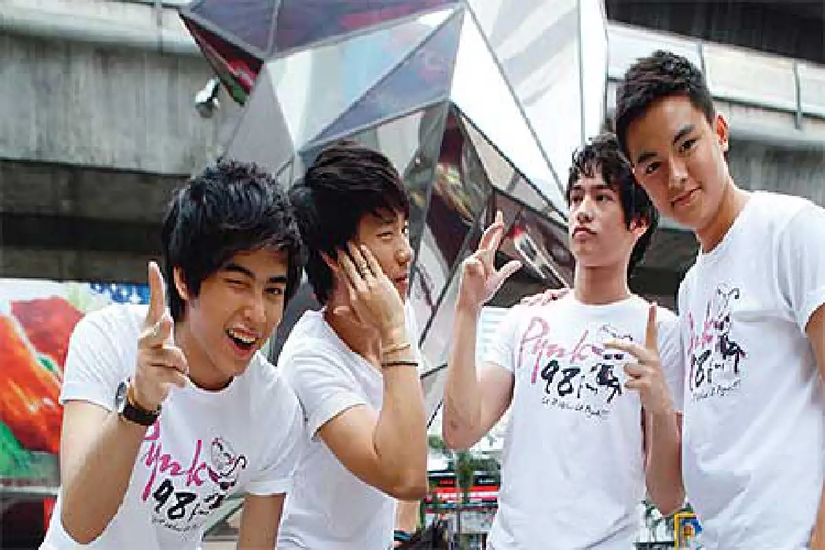 หนุ่มๆ ‘Pynk’ ดีเจก่อนบรรลุนิติภาวะ