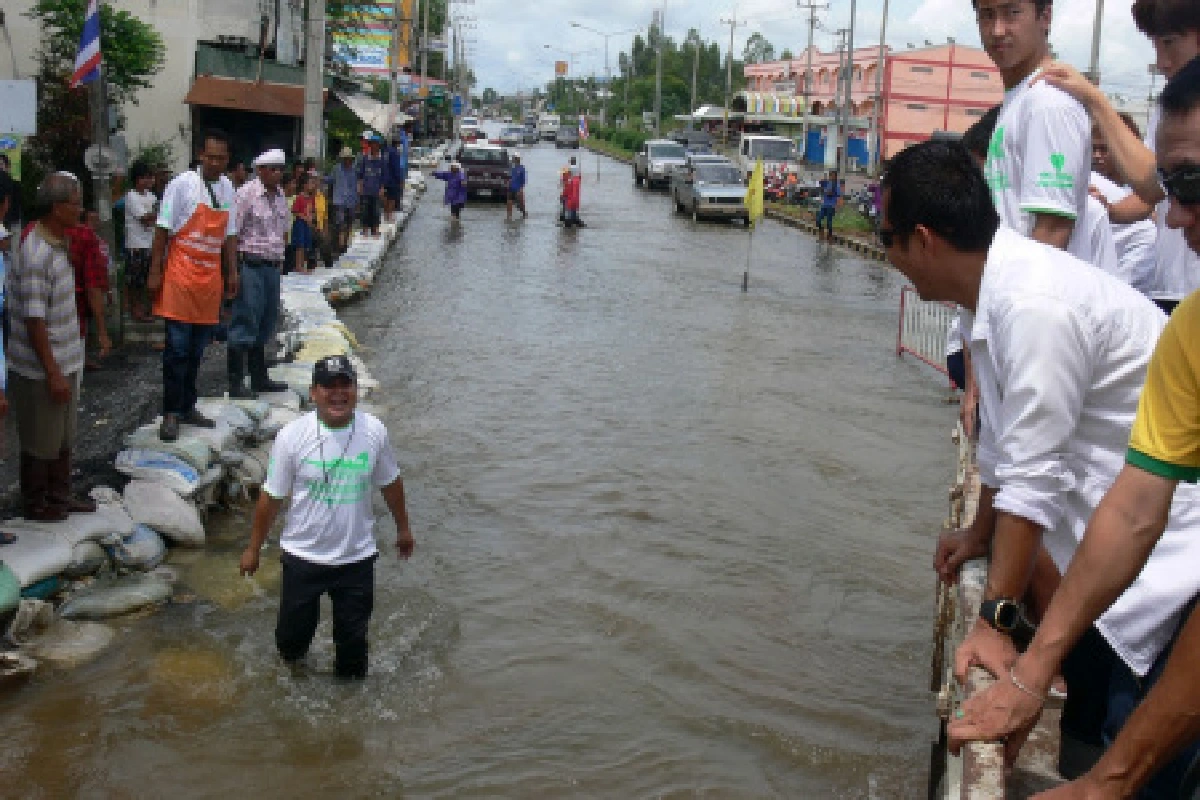 น้ำท่วมพิจิตรยังวิกฤตขอด่วนเสื้อชูชีพ-ส้วม