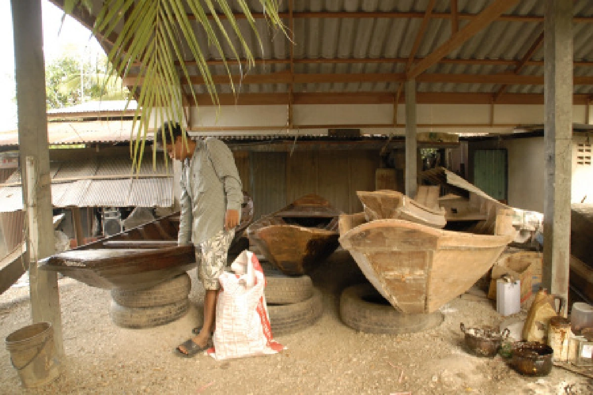ช่างซ่อมเรือไม้เก่าบ่นอุบยอดตก