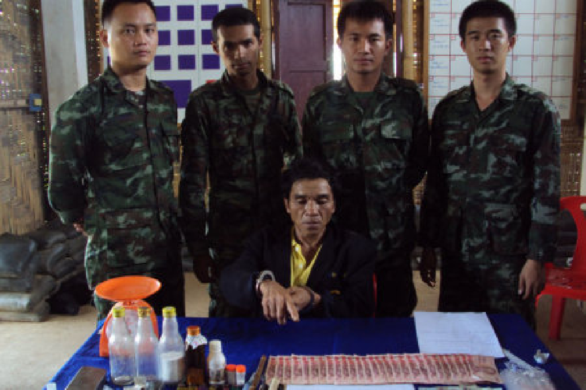 ทหารจับชาวไทยภูเขาส่งยาเสพติด ทหารจับชาวไทยภูเขาส่งยาเสพติด