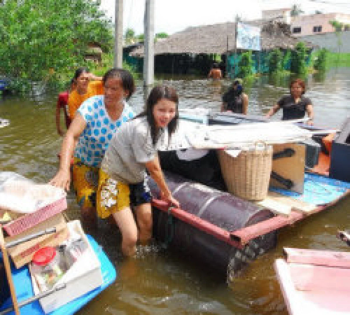 ฉันทนาหนีตายน้ำจ่อถล่มนิคมอุตฯ