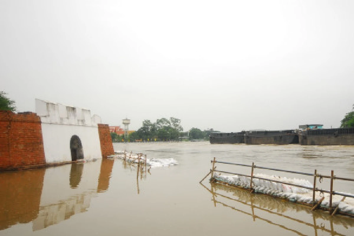 คันกั้นพังน้ำทะลักท่วมโบราณสถานป้อมเพชร