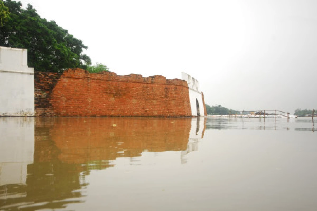 คันกั้นพังน้ำทะลักท่วมโบราณสถานป้อมเพชร