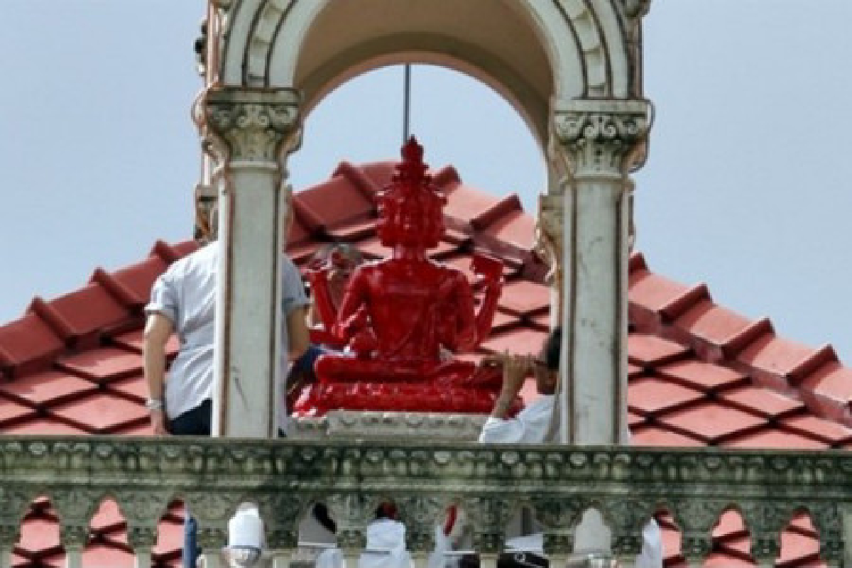 ฮือฮา!พระพรหมทำเนียบฯเป็นสีแดง ฮือฮา!พระพรหมทำเนียบฯเป็นสีแดง