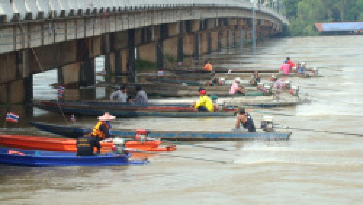 แจกน้ำมันฟรีระดมเรือประชาชนดันน้ำ
