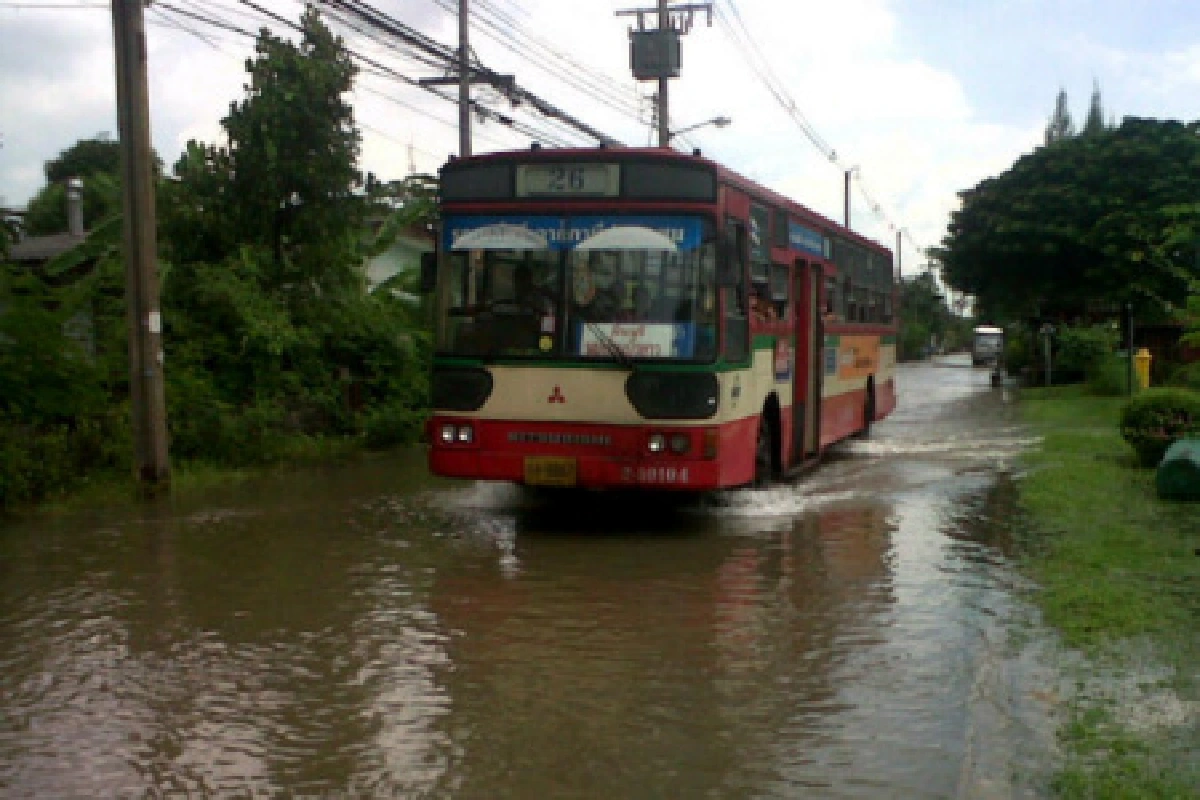 ชาวมีนบุรีเจอน้ำท่วมสูง1เมตร