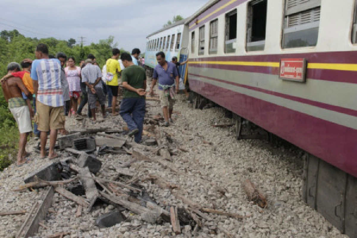 รถไฟใต้ตกราง9โบกี้หวิดตายหมู่