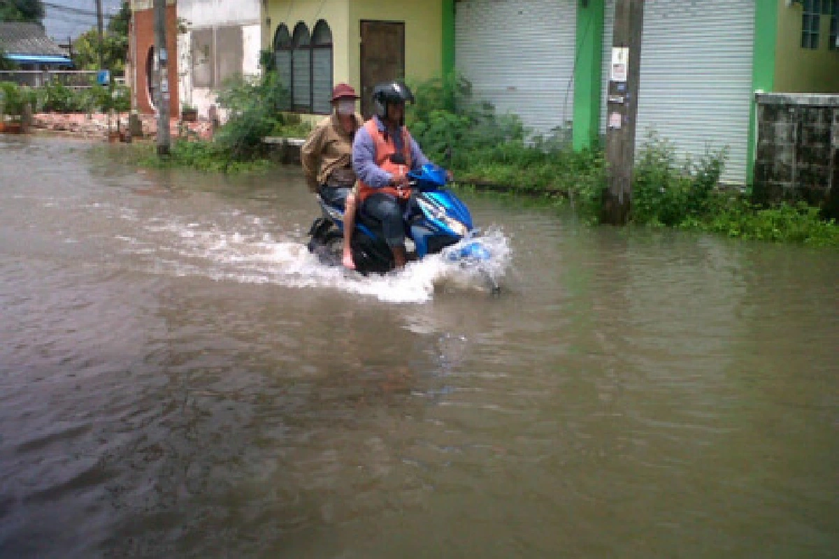 ชาวมีนบุรีเจอน้ำท่วมสูง1เมตร