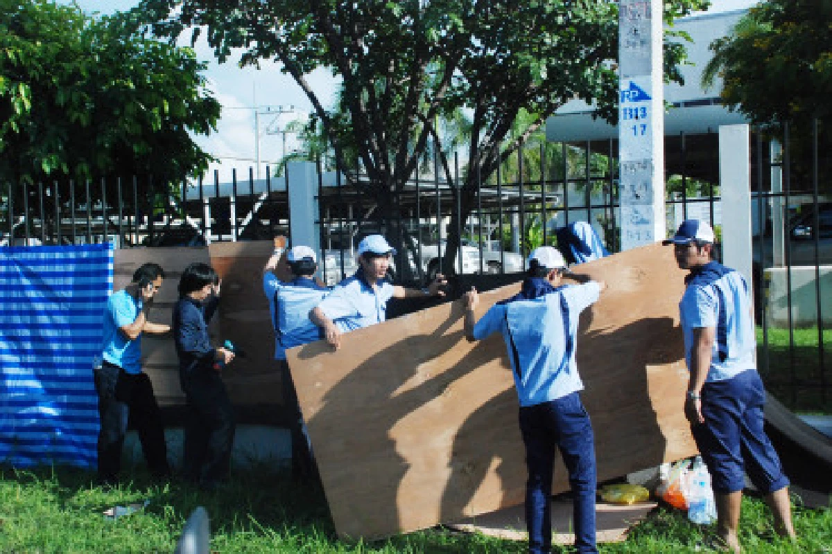 น้ำทะลักนิคมโรจนะสั่งหยุดโรงงาน