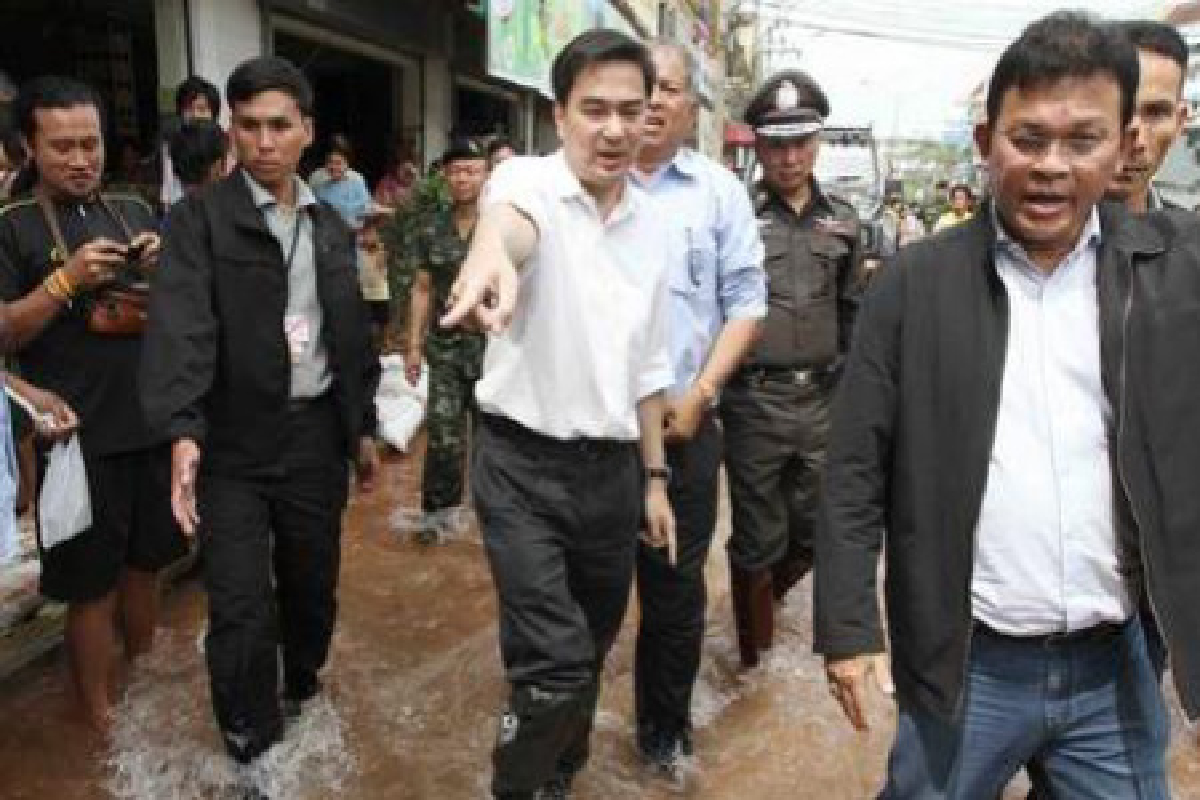 มาร์คลุยใต้ถกรับมือน้ำท่วมหาดใหญ่ มาร์คลุยใต้ถกรับมือน้ำท่วมหาดใหญ่