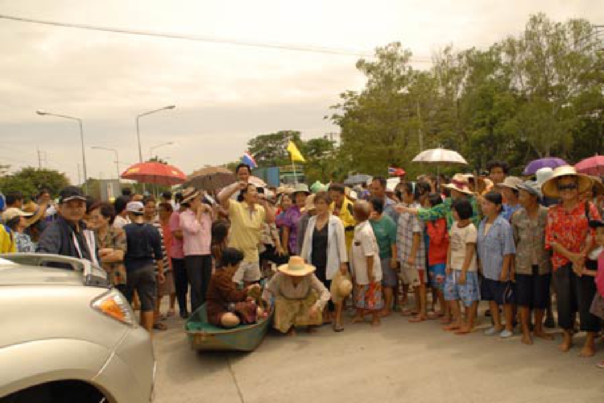 ชาวสุพรรณโวยโดนท่วมหนักเหมือนกัน ชาวสุพรรณโวยโดนท่วมหนักเหมือนกัน