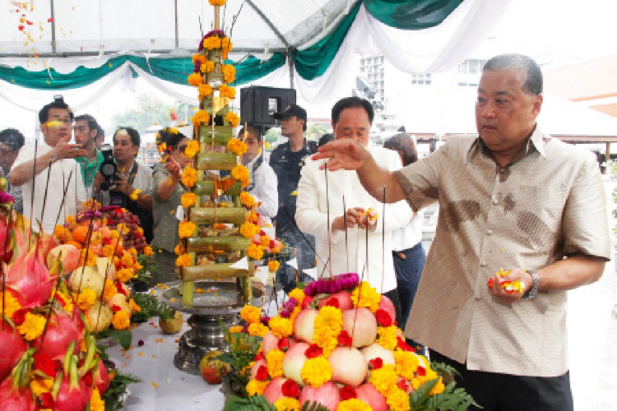 ผู้ว่าฯกทม.ทำพิธีไล่น้ำ