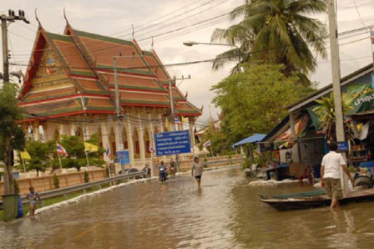 สุพรรณฯน้ำท่าจีนเอ่อท่วมถนนหลายสาย สุพรรณฯน้ำท่าจีนเอ่อท่วมถนนหลายสาย