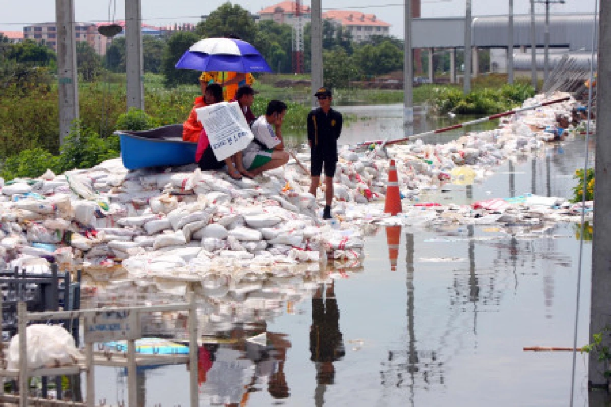 โรจนะจม!อพยพ3พันชีวิต-198โรงงานท่วม