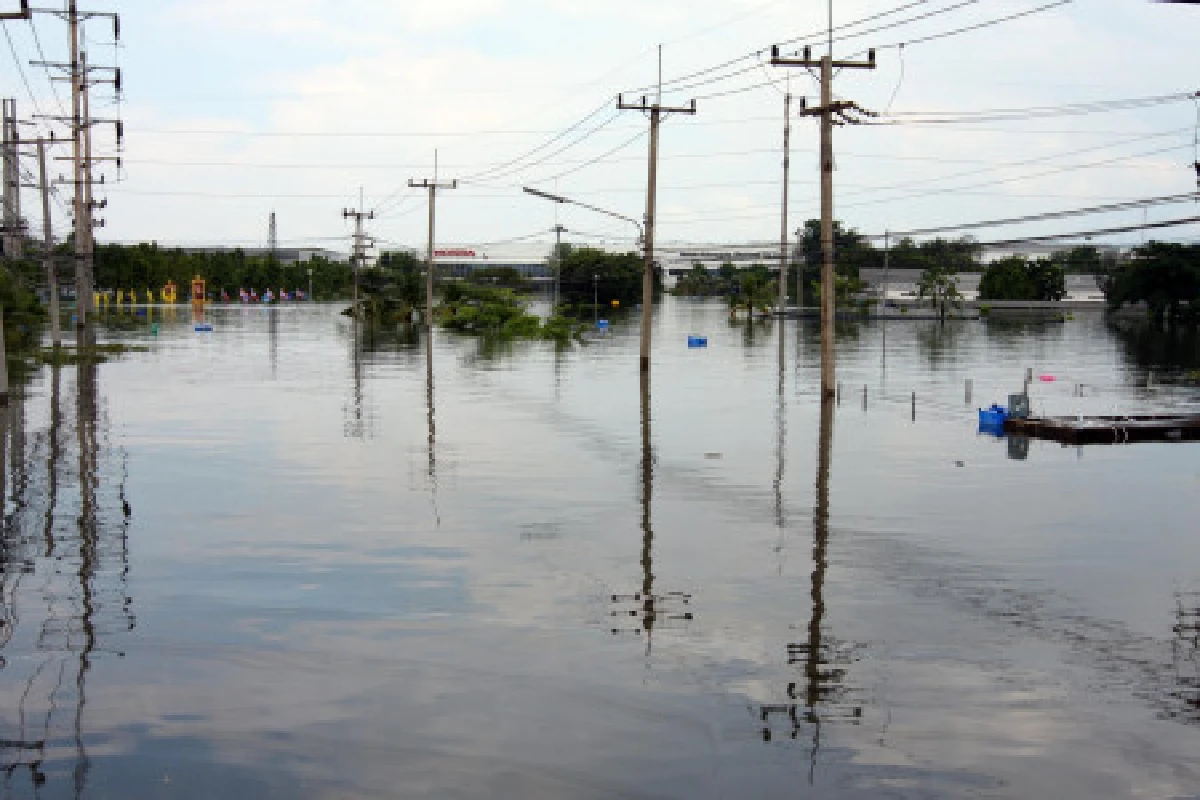 โรจนะจม!อพยพ3พันชีวิต-198โรงงานท่วม