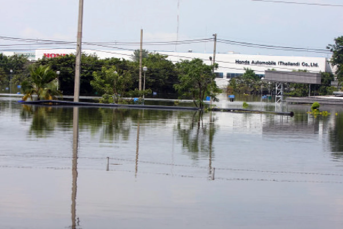 โรจนะจม!อพยพ3พันชีวิต-198โรงงานท่วม