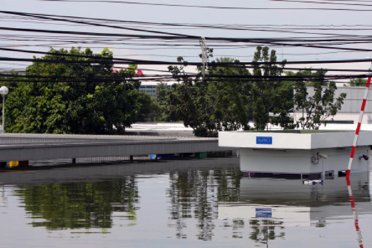 โรจนะจม!อพยพ3พันชีวิต-198โรงงานท่วม