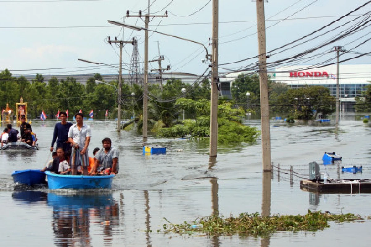 โรจนะจม!อพยพ3พันชีวิต-198โรงงานท่วม