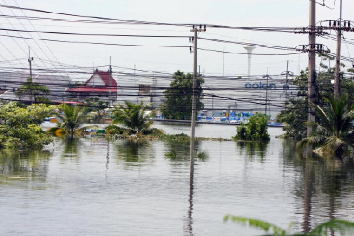 โรจนะจม!อพยพ3พันชีวิต-198โรงงานท่วม