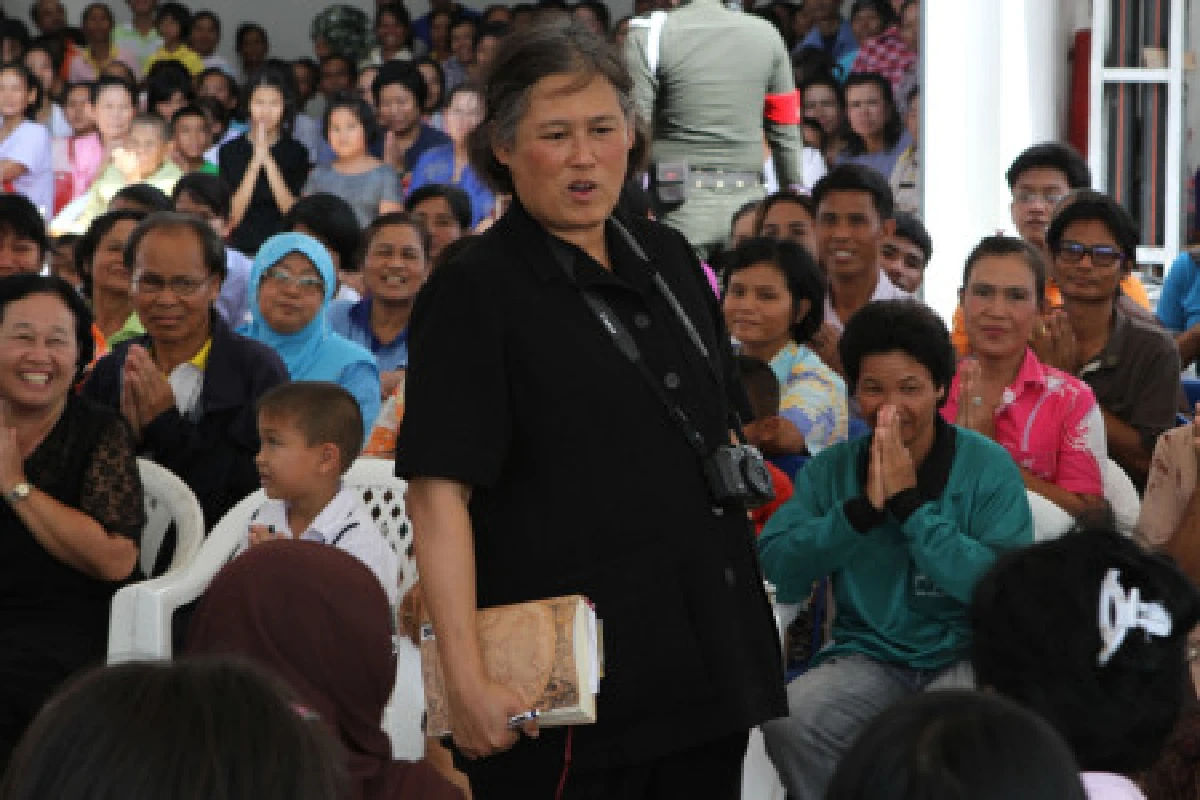 สมเด็จพระเทพฯทรงเยี่ยมผู้ประสบภัยอยุธยา