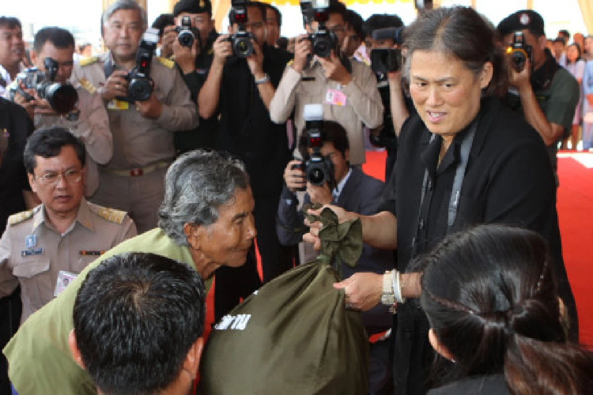 สมเด็จพระเทพฯทรงเยี่ยมผู้ประสบภัยอยุธยา